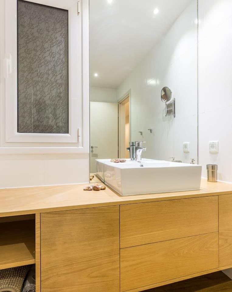 Elegant Apartment W Great Balcony In Vouliagmeni Aten Exteriör bild